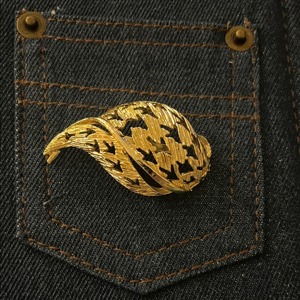 Vintage Chic Gold Leaf Brooch